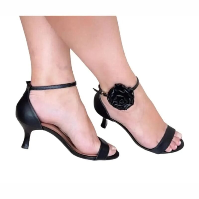 Sandália flor salto fino preta